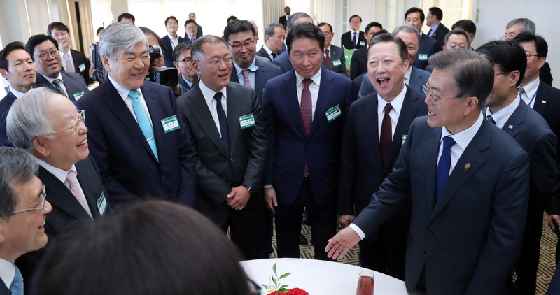 문재인 대통령이 28일 오후(현지시각) 미국 워싱턴 헤이 아담스 호텔에서 열린 우리 참여 경제인과의 차담회에서 경제인들과 얘기를 나누고 있다. 왼쪽부터 손경식 CJ그룹 회장, 조양호 한진그룹 회장, 정의선 현대자동차 부회장, 최태원 SK 회장, 박용만 대한상공회의소 회장, 문 대통령. 워싱턴/청와대사진기자단