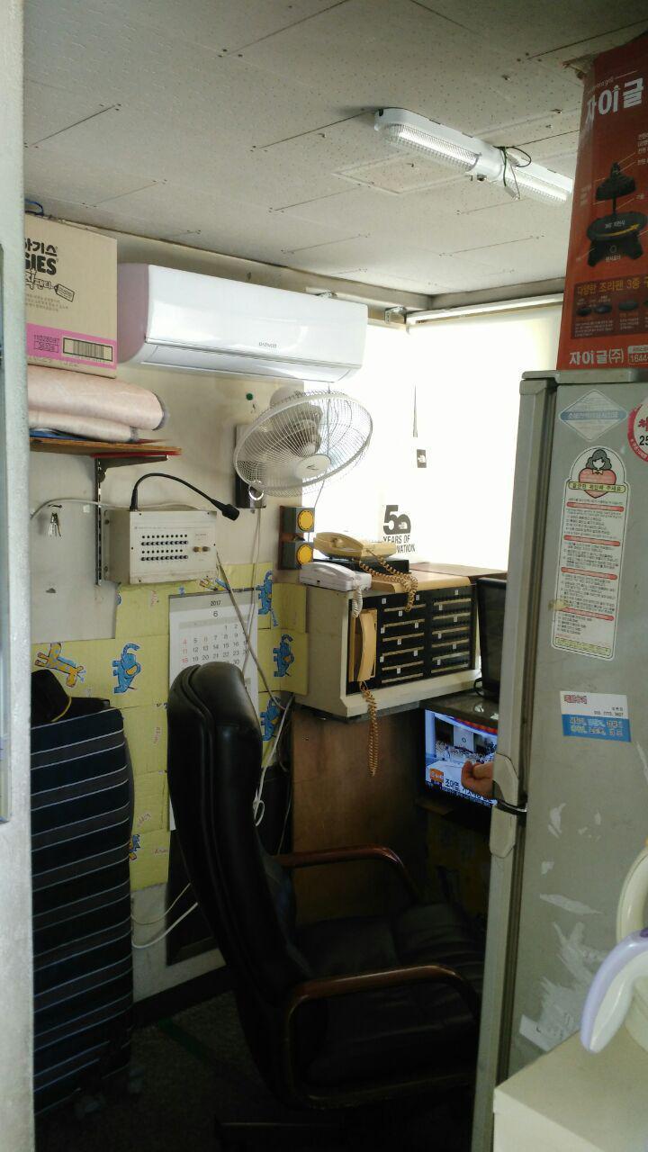 아파트 경비 노동자들이 일하는 진흥아파트 경비실 안에 에어컨이 설치된 모습. 진흥아파트 입주자대표회의 제공