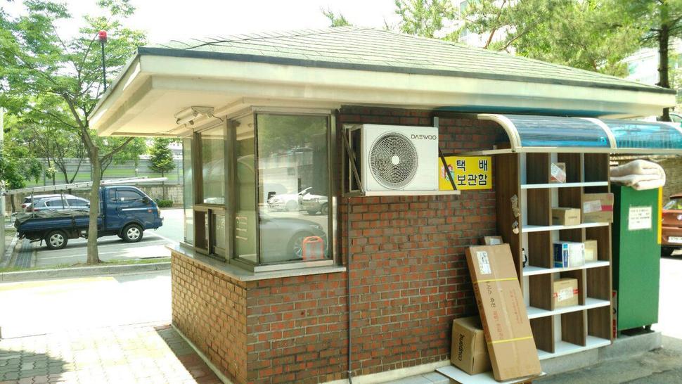 아파트 경비원들이 일하는 진흥아파트 경비실에 에어컨이 설치된 모습. 진흥아파트 입주자대표회의 제공