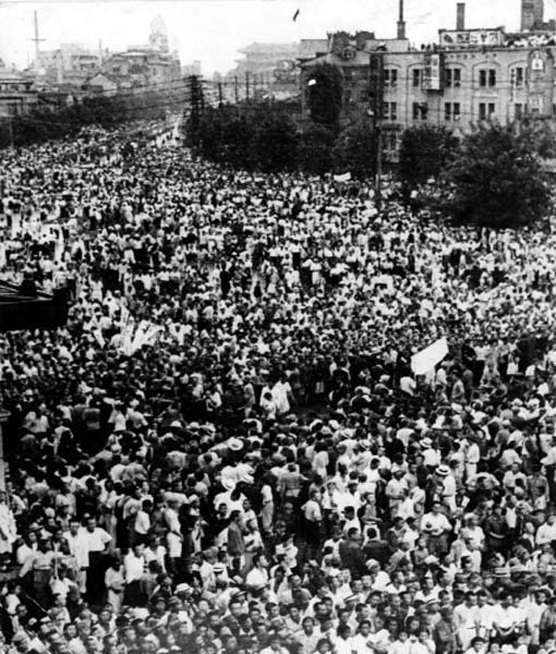 1945년 8월15일 서울역 앞에 모인 군중의 모습. <한겨레> 자료사진