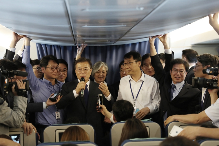 문재인 대통령이 28일 오후(한국시각) 미국행 비행기 안에서 기자간담회를 진행하던 중 난기류로 기내가 흔들리자 참모진과 취재진이 비행기 천장을 붙들고 있다. 김경호 선임기자 jijae@hani.co.kr