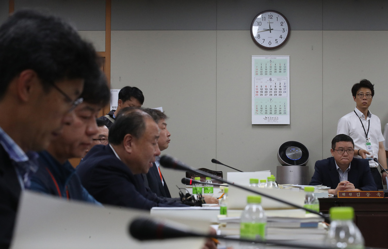 29일 오후 정부세종청사 고용노동부에서 열린 최저임금위원회 제6차 전원회의에서 참석자들이 결론을 내지 못하고 브리핑을 하고 있다. 세종/연합뉴스