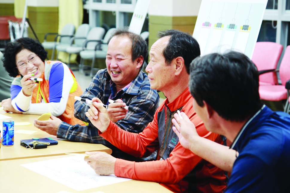 충북 옥천 동이면 이장 협의회가 지난해 연 좋은 이장학교에 참여한 이장들이 이장의 역할 등에 관해 토론을 하고 있다.옥천 아는사람협동조합 제공