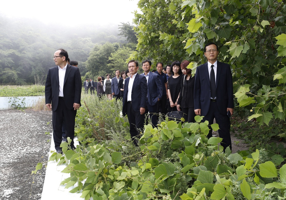 30일 오전 경기도 화성시 서신면 백미리 씨랜드 부지 인근에서 열린 '씨랜드 화재 희생 어린이 18주기 추모제'를 마친 유가족과 참석자들이 사고 현장을 살펴보고 있다. 화성/박종식 기자 anaki@hani.co.kr