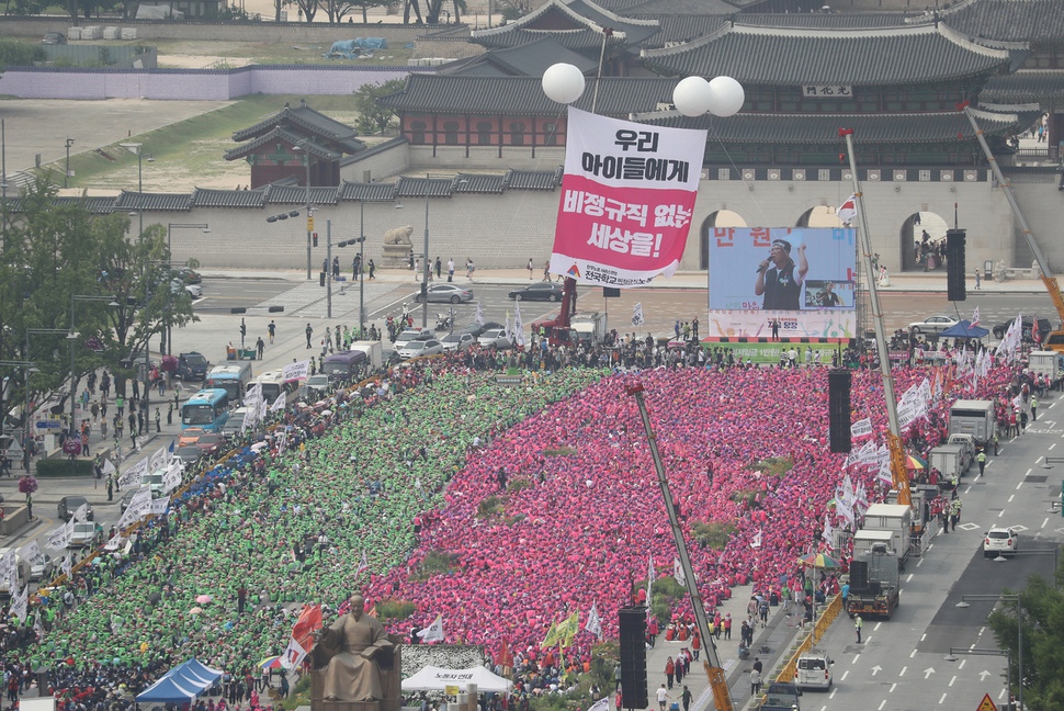민주노총 조합원들이 30일 오후 서울 광화문광장에서 최저임금 만원 보장과 비정규직 철폐, 노조 할 권리를 요구하는 총파업 대회를 참가해 비정규직 철폐 등의 구호를 외치고 있다. 민주노총은 학교 급식실 노동자와 대학 청소·경비 노동자, 병원 청소노동자 등 비정규직 노동자들이 대거 참가해 파업을 주도하는 첫 민주노총 총파업이라고 밝혔다. 신소영 기자 viator@hani.co.kr