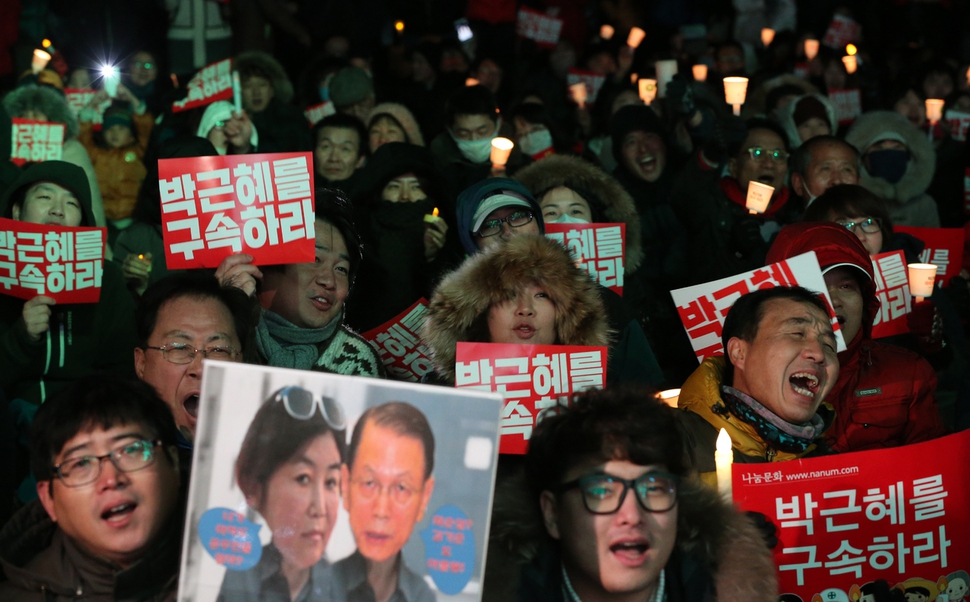 박근혜 대통령 탄핵소추안이 국회 본회의에서 가결되고 대통령 권한이 정지된 2016년 12월9일 저녁 서울 광화문광장에서 열린 ‘박근혜 즉각퇴진 광장촛불콘서트'에 참여한 시민들이 가수들의 노래를 따라 부르며 ‘박근혜 즉각 퇴진'을 촉구하고 있다. 촛불집회 기간 광장에서 가장 많이 불린 노래는 ‘아리랑 목동’을 개사한 ‘하야가’였다.  김정효 기자 hyopd@hani.co.kr