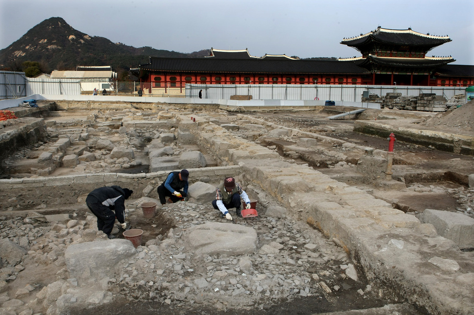 광화문 앞 세종로는 조선 초부터 폭 17미터로 조성된 육조거리로서 새로운 왕조의 위용을 자랑했다. 사진은 2008년 11월 국립문화재연구소 직원들이 서울 종로구 세종로 경복궁 광화문권역 발굴 현장에서 고종 때 새로 만들었으나 일제가 허문 용성문 터를 발굴하고 있는 모습. 이정아 기자 leej@hani.co.kr