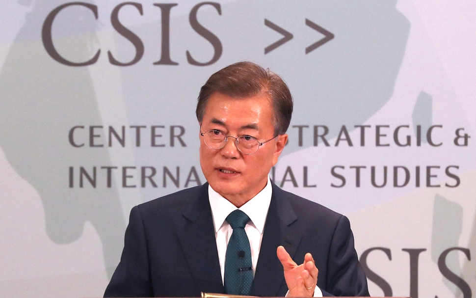 문재인 대통령이 30일 오후(현지시간) 미국 워싱턴에서 국제전략문제연구소(CSIS: Center for Strategic and International Studies) 전문가 초청 만찬에서 연설하고 있다. 연합뉴스