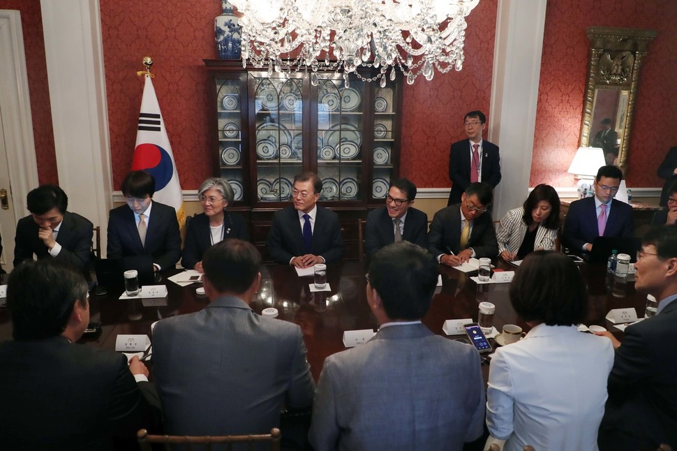 문재인 대통령이 1일 오전(현지시각) 미국 워싱턴 백악관 블레어하우스에서 한국 특파원들과 간담회를 갖고 있다. 청와대 제공