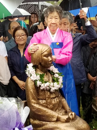 일본의 집요한 방해를 뚫고 6월30일(현지시각)미국 조지아주 애틀랜타 인근 브룩헤이븐 시립공원에 세워진 평화의소녀상을 일본군 위안부 피해자 강일출 할머니가 어루만지고 있다. 애틀랜타 소녀상 건립위 제공. 연합뉴스