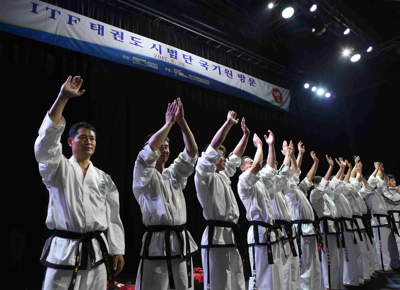 북한이 주도하는 국제태권도연맹(ITF) 시범단이 지난달 28일 한국 태권도의 본산 국기원을 사상 처음 방문해 시범공연을 한 뒤 관중석을 향해 손을 흔들고 있다. 국기원 제공