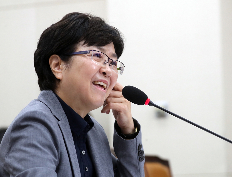 김은경 환경부 장관 후보자가 3일 오전 국회에서 열린 인사청문회에서 밝은 표정으로 답변하고 있다. 연합뉴스