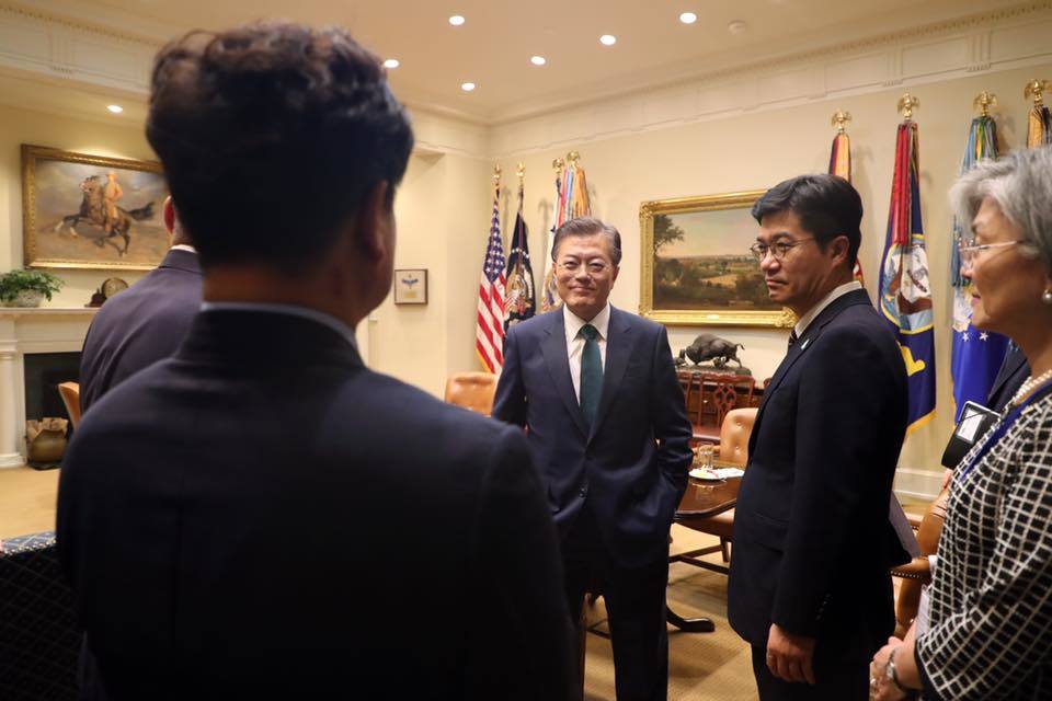 지난 3일 청와대가 한미 정상회담 일정으로 미국을 방문한 문재인 대통령과 참모들의 모습을 담은 비공개 사진을 페이스북을 통해 공개했다. 사진은 문 대통령이 참모진들과 스탠딩 회의를 하는 모습. 사진 청와대 페이스북