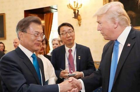 문 대통령이 트럼프 미국 대통령과 악수를 나누는 도중 익살스런 표정을 지어보였다. 사진 청와대 페이스북.