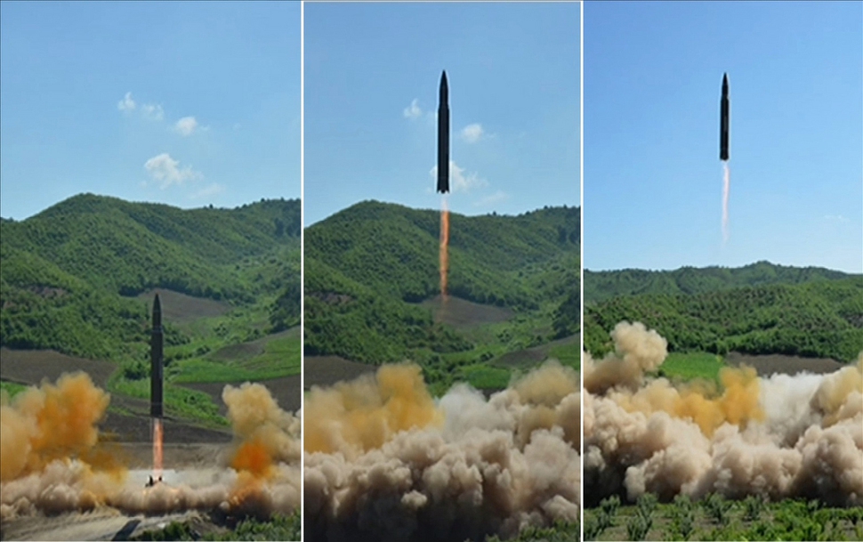 북한 조선중앙TV가 4일 대륙간 탄도미사일(ICBM) ‘화성-14' 시험발사에 성공했다며 공개한 발사 장면. 연합뉴스