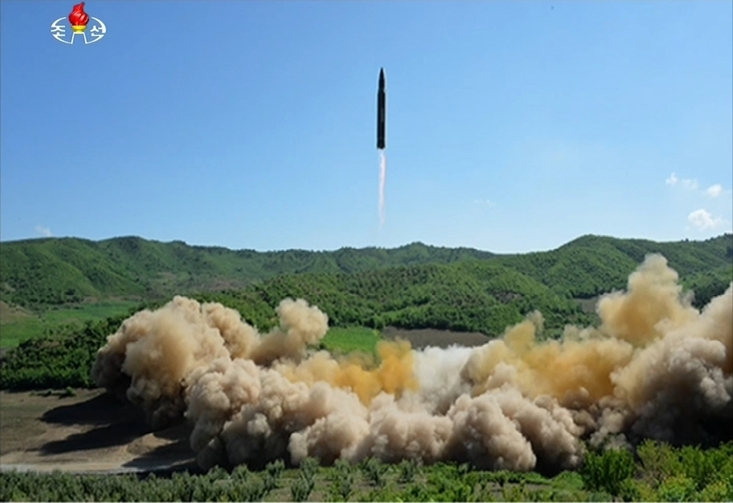 북한 조선중앙티브이(TV)는 4일 대륙간 탄도미사일(ICBM) ‘화성-14’ 시험발사 모습을 공개했다. 연합뉴스