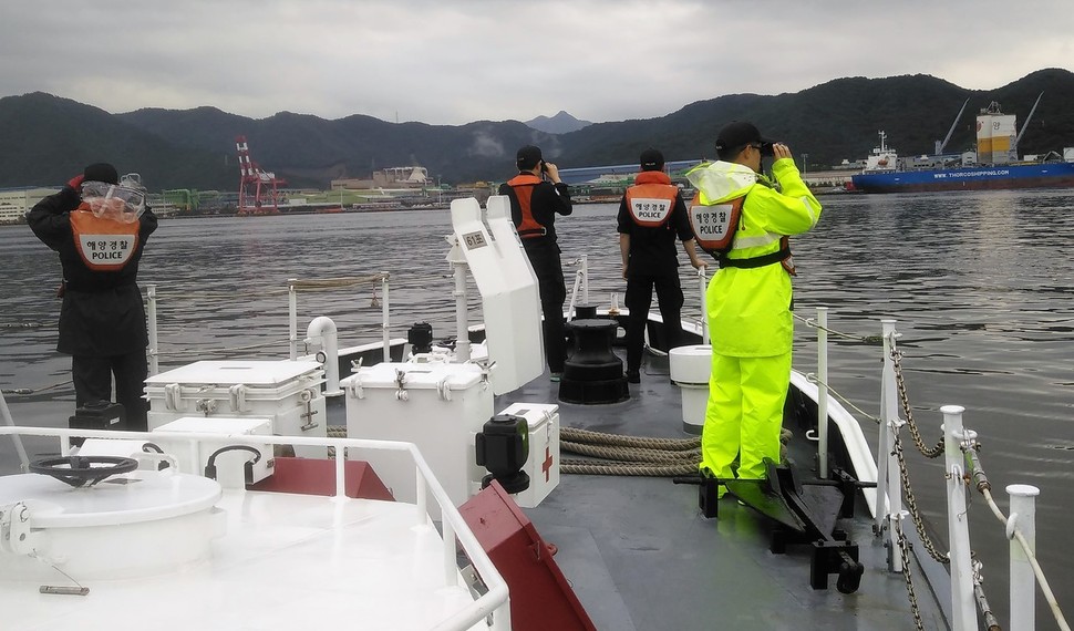 4일 오후 경남 창원시 마산회원구 양덕천 복개도로에서 작업하던 인부 4명이 갑자기 불어난 물에 휩쓸려 떠내려가, 1명이 숨지고 2명이 실종됐다. 실종자들이 2㎞가량 떨어진 바다로 떠내려올 것에 대비해, 창원해경이 바다에서 수색작업을 펼치고 있다. 경남 창원해양경비안전서 제공