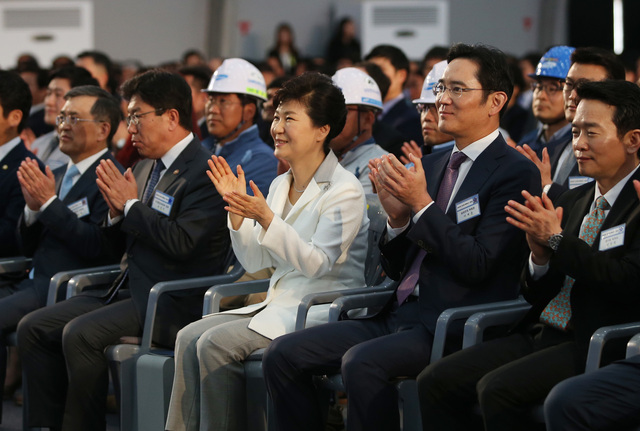 박근혜 전 대통령이 2015년 5월 7일 삼성전자 반도체 평택단지 기공식에 참석해 이재용 삼성전자 부회장 등과 기념동영상을 관람하며 박수를 치고 있다. 청와대사진기자단