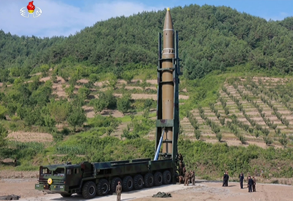 북한 <조선중앙텔레비전>이 4일 오후 대륙간 탄도미사일(ICBM) ‘화성-14’ 시험발사에 성공했다고 주장하며 발사 모습을 공개했다. 사진은 발사 준비 중인 ‘화성-14’의 모습. 조선중앙텔레비전 연합뉴스