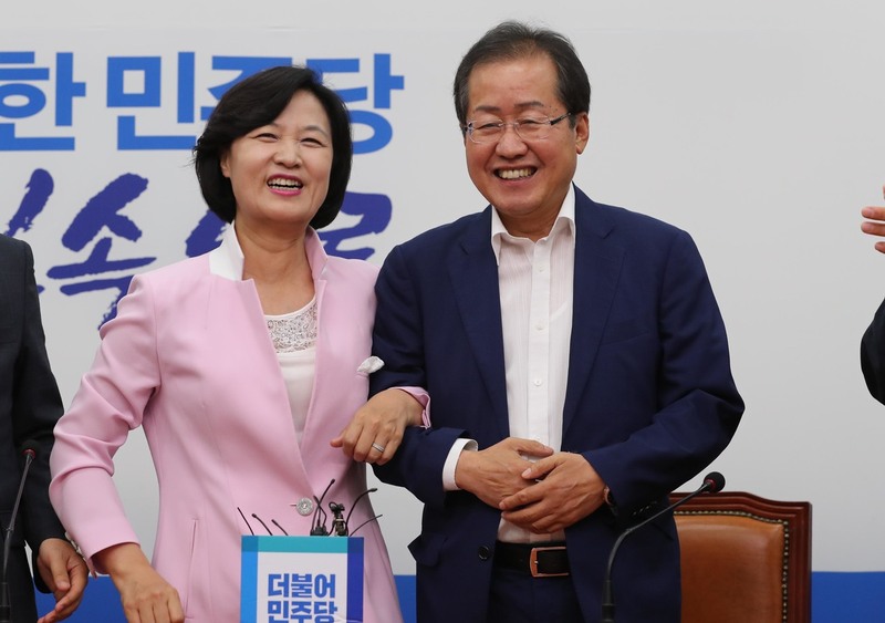 추미애 더불어민주당 대표(왼쪽)가 4일 오후 국회에서 인사차 예방한 홍준표 자유한국당 새 대표에게 협치를 약속하자는 제안과 함께 팔짱을 끼고 있다. 강창광 기자 chang@hani.co.kr