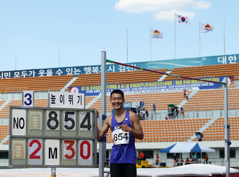 우상혁이 지난달 4일 경북 김천종합운동장에서 열린 전국육상경기선수권 남자 높이뛰기 결승에서 2m30을 넘어 자신의 개인 최고기록으로 2017 런던 세계육상선수권대회 출전권을 얻은 뒤 활짝 웃고 있다. 대한육상경기연맹 제공