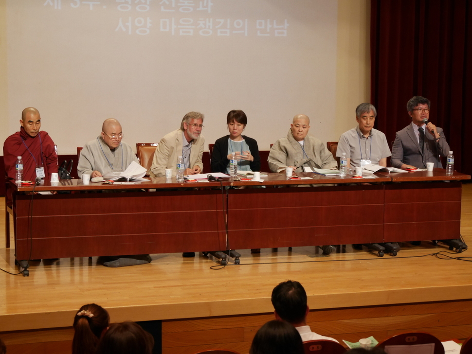 한국엠비에스아르연구소 주최로 열린 마음챙김 세미나.  사진 조현 기자