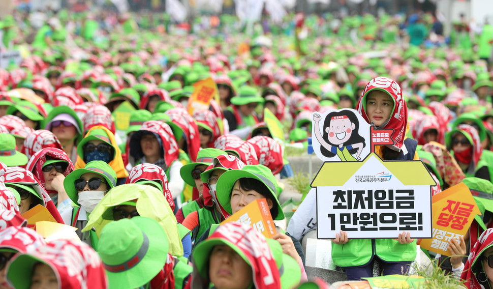 &#39;최저임금 1만원&#39;과 &#39;비정규직 철폐&#39;, &#39;노조 할 권리&#39;를 요구하며 지난달 30일 &#39;사회적 총파업&#39;을 한 전국민주노동조합총연맹 산하 비정규직 노동조합원들과 이들에 연대하는 정규직 노동자, 시민사회단체 회원들이 서울 광화문광장에서 열린 총파업 본대회에서 구호를 외치고 있다. 김정효 기자 hyopd@hani.co.kr