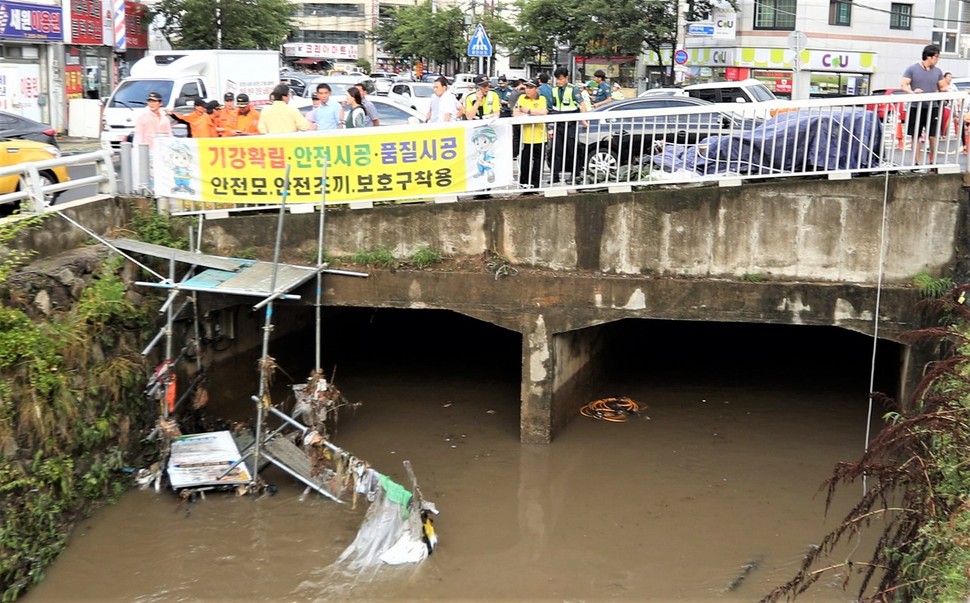지난 4일 3명의 목숨을 앗아간 경남 창원시 양덕천 복개도로 사고 현장. 폭우로 갑자기 물이 불어나 복개도로 아래에서 작업하던 인부 4명이 급류에 휩쓸려 떠내려간 뒤 3명이 숨진 채 발견됐다. 연합뉴스