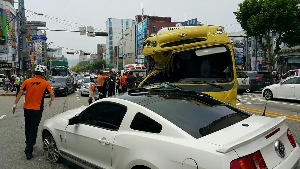 5일 낮 충북 청주 사창 교차로 근처를 달리던 어린이집 버스가 갑자기 인도로 돌진해 행인 3명을 친 뒤 마주 오던 승용차를 들이받고 멈춰 섰다.청주 서부소방서 제공