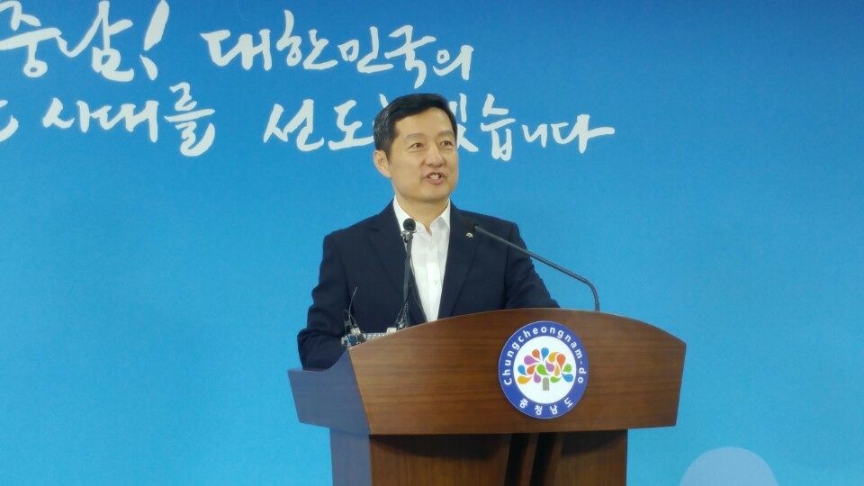 허승욱 충남도 정무부지사가 5일 도청에서 연 청양군 강정리 관련 기자회견에서 ‘특위의 권고를 받아들인다’는 도의 공식 입장을 밝히고 있다. 최예린 기자 floye@hani.co.kr