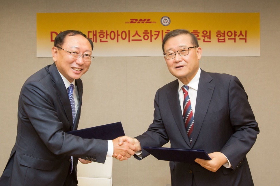 정몽원(왼쪽) 대한아이스하키협회 회장이 최근 한병구 DHL코리아 대표와 아이스하키대표팀 후원계약을 체결했다.  대한아이스하키협회 제공