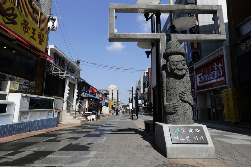 중국 정부가 한반도 사드(THAAD·고고도미사일방어체계) 배치에 반발하며 자국민들의 한국 단체관광을 전면 중단한 지난 3월 15일 평소 중국인 관광객으로 붐비던 제주 제주시 연동 바오젠 거리가 텅 비어 한산한 모습을 보이고 있다. 제주/김명진 기자 littleprince@hani.co.kr