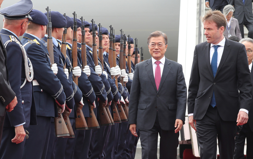 주요20개국(G20) 정상회의 참석을 위해 독일을 방문한 문재인 대통령이 5일 오전(현지시각) 베를린 테겔 공항에 도착해  마중 나온 인사들의 영접을 받으며 의장대를 사열하고 있다. 베를린/연합뉴스