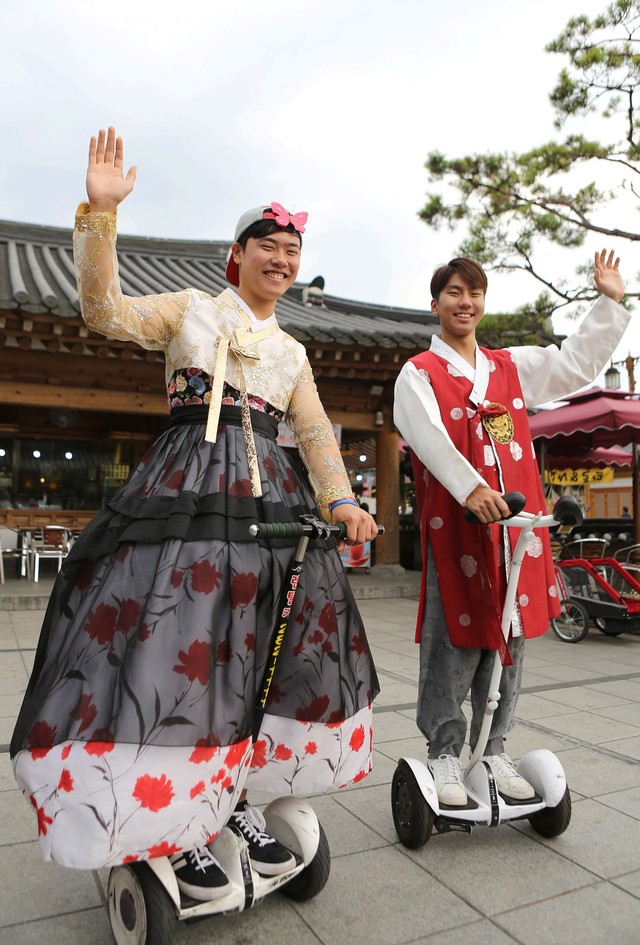 전북 전주 한옥마을에서 한복 차림의 대학생들이 전동휠에 올라 포즈를 취했다.