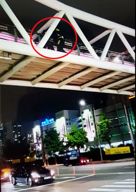 5일 밤 부산의 한 다리에서 뛰어내리려는 자살 기도자를 탤런트 한정국 씨가 다른 시민, 경찰과 함께 구조하는 장면.  부산 사상경찰서 제공