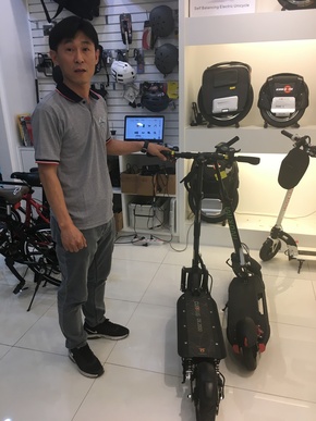 한국스마트모빌리티협회 퍼스널모빌리티분과 양해룡 회장이 전동킥보드를 설명하고 있다. 이정국 기자.