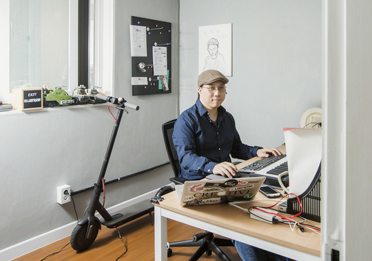 이정우씨가 역삼역 사무실에서 전동킥보드를 충전하고 있다. 사진 윤동길(STUDIO ADAPTER 실장)