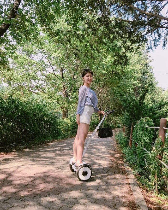 신상희씨가 서울 양재동 양재시민의 숲에서 퍼스널 모빌리티를 타고 있다. 신상희씨 제공