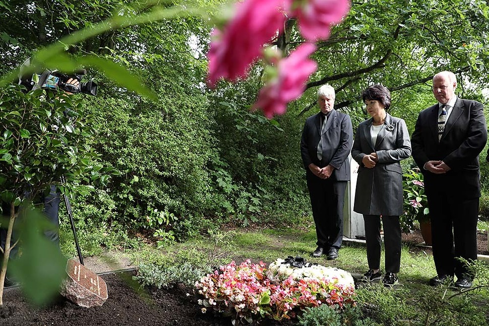 5일(현지시각) 독일을 방문한 문재인 대통령의 부인 김정숙씨가 베를린 교외에 안장된 작곡가 윤이상 묘를 참배하고 있다. 묘비 앞에 고향 통영에서 가져온 동백나무가 심겨 있다. 베를린/연합뉴스