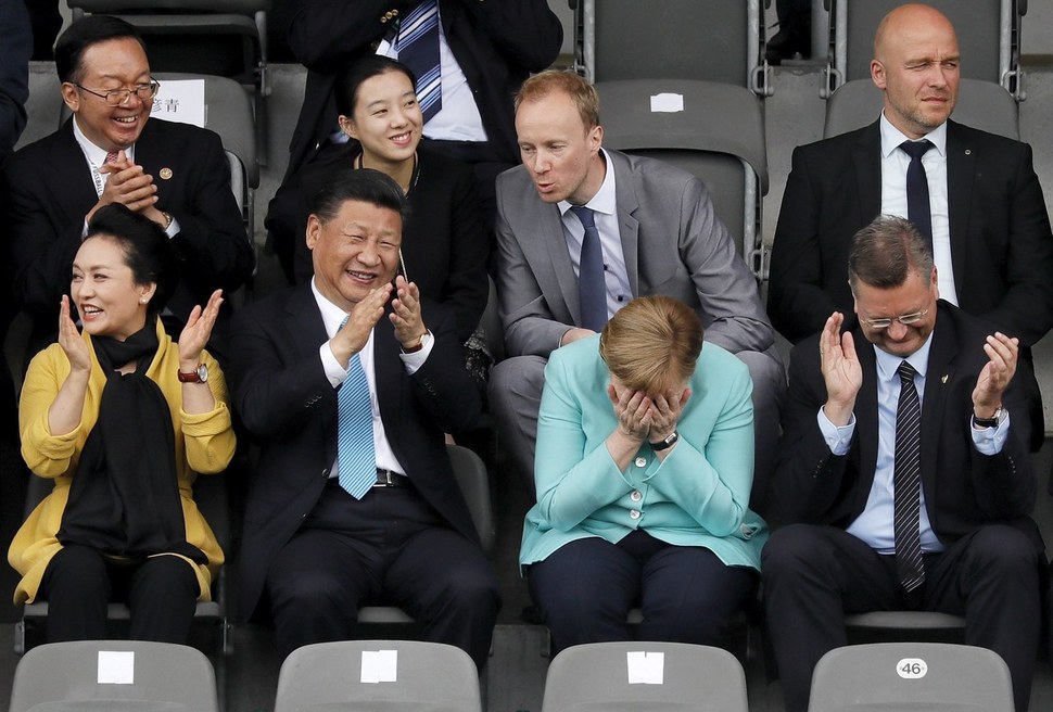 シジンピング中国国家主席(前列左側二番目)と奥さんポングリウィアン(左側), アングゲルだとメルケルドイツ総理(右側二番目), ラインハルドクリンデルドイツサッカー連盟総裁(右側)が 5日ベルリンオリンピックパークで中国-ドイツ幼少年サッカーチームの親善競技を観覧している. ベルリン/EPA 連合ニュース