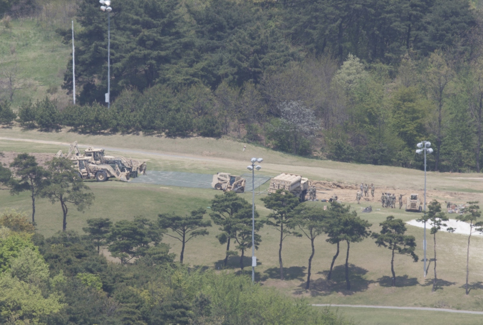 지난 4월27일 경북 성주군 골프장에 기습적으로 배치된 사드(THAAD·고고도미사일방어체계) 장비. 성주/김성광 기자 flysg2@hani.co.kr