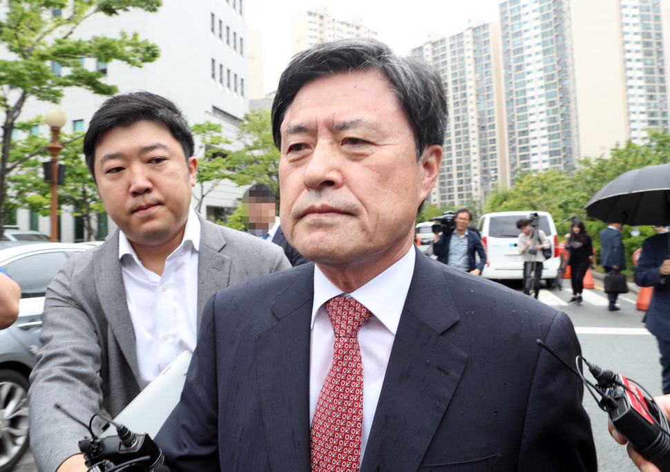 7일 오전 징역 3년을 선고받은 허남식(68) 전 부산시장이 부산법원종합청사를 나서고 있다. 허 전 시장은 측근을 통해 엘시티 시행사 이영복(67·구속기소) 회장에게서 3천만원을 받은 혐의로 기소됐다. 연합뉴스