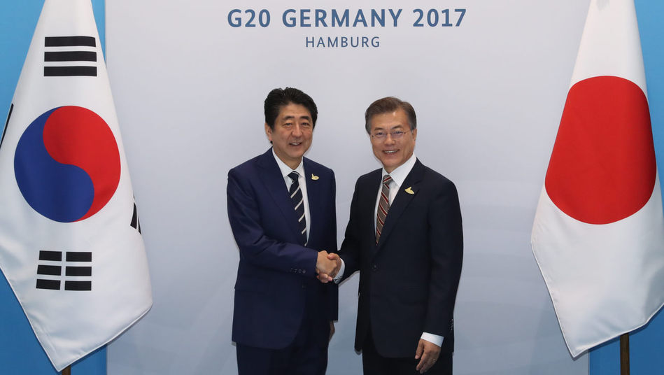 문재인 대통령과 아베 신조 일본 총리가 7일 오전(현지시각) 독일 함부르크 G20 정상회의장 메세홀 양자회담장에서 열린 한·일 정상회담에서 악수하고 있다. 함부르크/연합뉴스