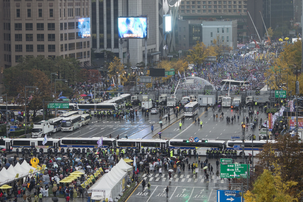 2015년 11월14일 민중총궐기대회를 진압하기 위해 경찰은 버스 700여대를 동원해 서울 광화문~서울광장을 세 겹으로 에워쌌다. 행진이 시작하기 전부터 참가자들의 진로를 막고 물대포를 살포했고, 경찰이 쏜 물대포에 맞은 백남기 농민은 2016년 9월25일 사망했다. 경찰은 집회 주최자들을 상대로 경찰관 91명의 치료비와 버스, 캠코더 등의 수리비로 3억8700만원의 손해배상 청구소송을 제기했다. 김성광 기자 flysg2@hani.co.kr