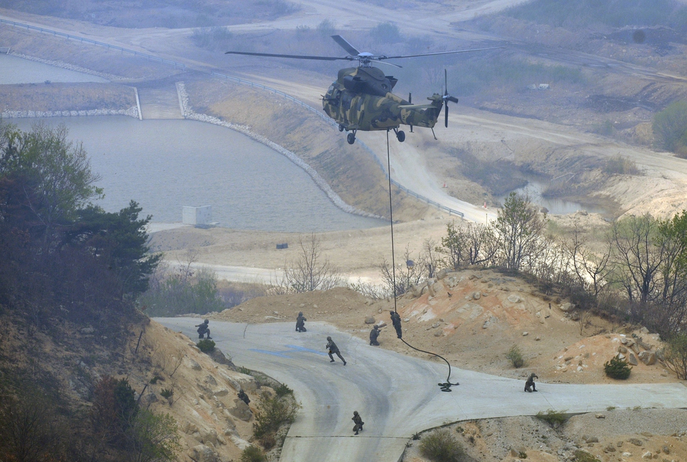 한국형 기동헬기인 수리온은 장비 무게가 너무 무거운데다가 기체 균열이 나타나는 등의 문제로 안전성에 대한 의문이 제기되고 있다. 지난 4월26일 경기도 포천시 승진과학화훈련장에서 열린 2017년 통합화력 격멸훈련에서 수리온 헬기가 특공대원들을 지상으로 내려주고 있다. 국회사진기자단