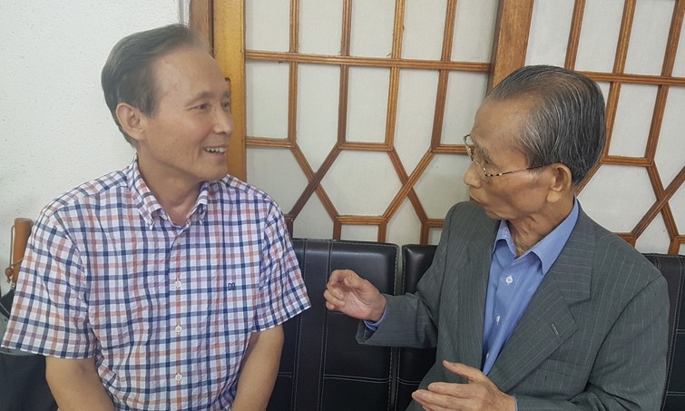 “우리는 ‘야만의 시대’를 견뎌낸 동지”