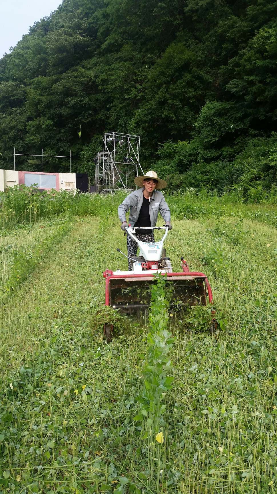 만종리 대학로 극장의 막내 배우 윤지석씨가 능숙한 농기계 조작 솜씨를 자랑하고 있다.만종리 대학로 극장 제공