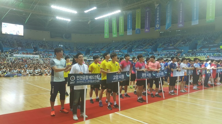 지난 8일 2017 인천공항 배드민턴 코리안리그 개막식에서 동호인들이 코트에 앉아 지켜보는 가운데, 남녀 실업 23개 팀 선수들이 입장해 도열해 있다. 체육관 위에는 실업팀 플래카드가 걸려 있다. 인천/김경무 선임기자