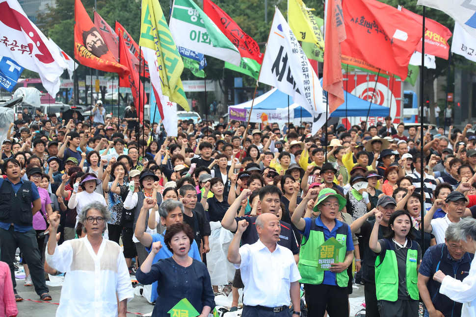 8일 오후 서울시 종로구 광화문 광장에서 민중총궐기 투쟁본부 주최로 열린 ‘7·8 민중대회‘에서 참석자들이 최저임금 1만원 쟁취와 사드 배치 철회 등을 촉구하고 있다. 연합뉴스