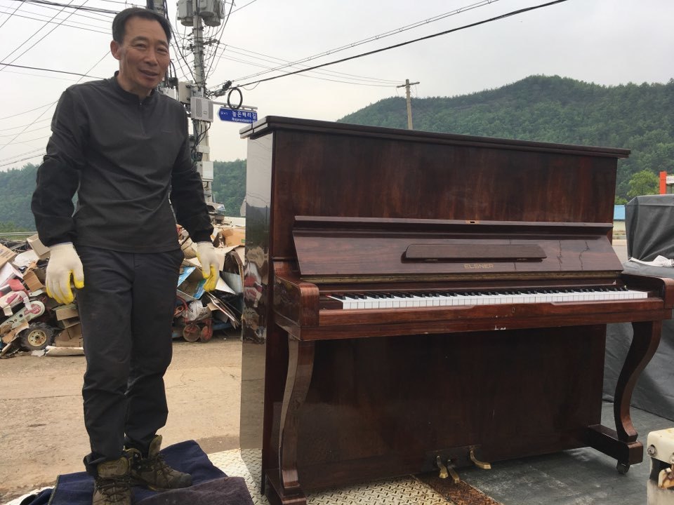 낡은 피아노를 기증한 경북 청송의 농부 조인식씨. 충북문화재단 제공